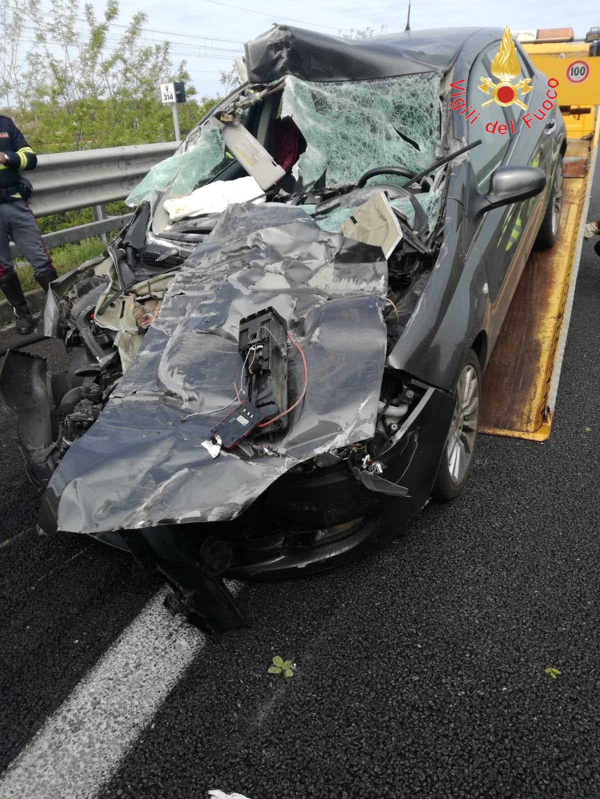 Auto incastrata sotto un tir, automobilista grave si salva da solo (Foto) 60 70968edd db4c 4657 86e3 3d68f892a157