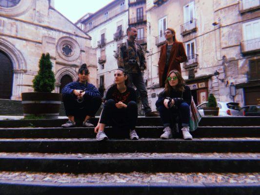 alcuni degli artisti georgiani in Piazza Duomo