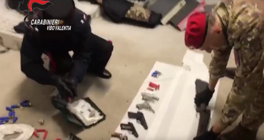 (VIDEO) Scoperto un arsenale di armi, le pareti del capannone usate come 'bersagli' 54 armi mileto carabinieiri