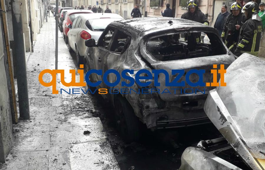 auto fiamme reggio calabria vigili fuoco 01