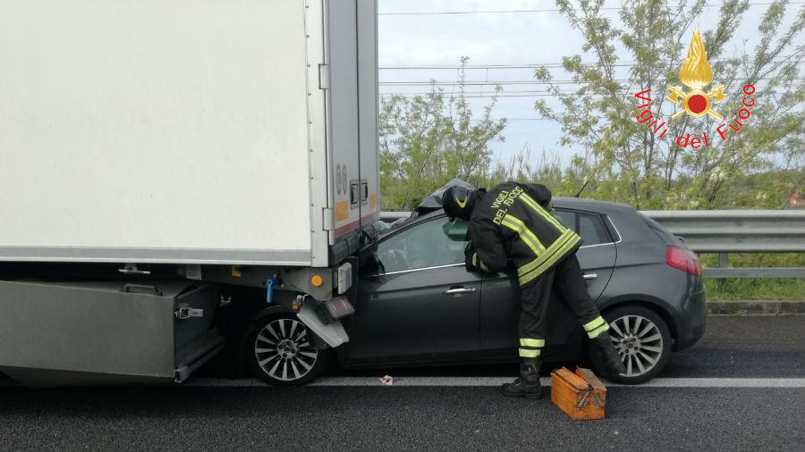 Auto incastrata sotto un tir, automobilista grave si salva da solo (Foto) 61 cop tir auto scontro