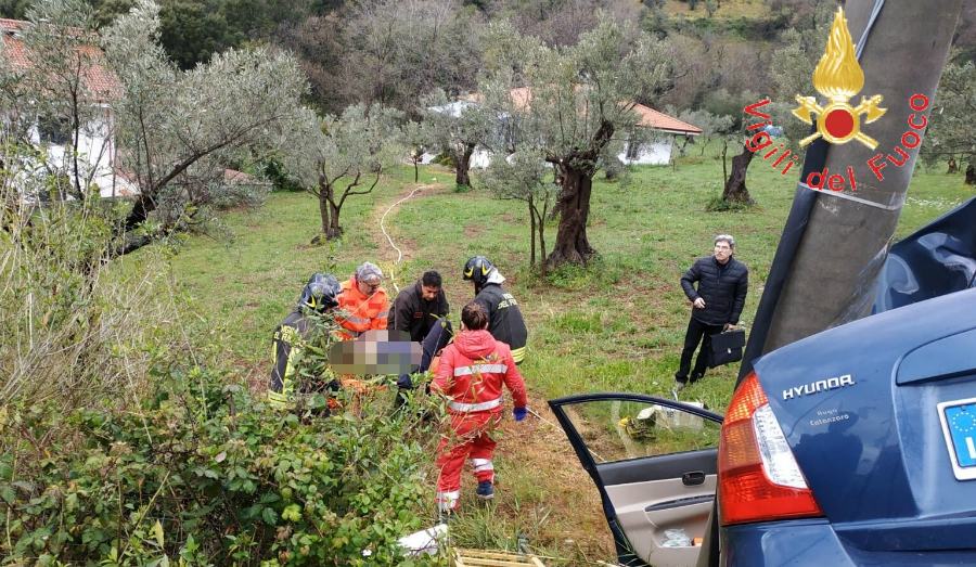 Perde il controllo dell'auto e si schianta contro un palo della luce 54 incidente lamezia vigili fuoco 02