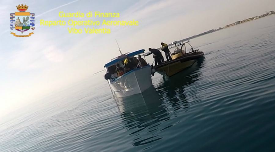 peschereccio tre arresti pesca illegale 01