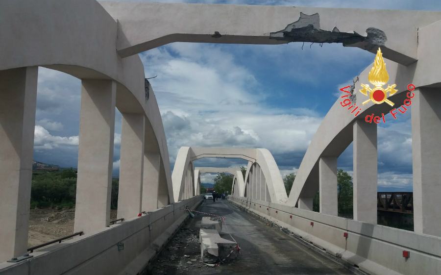 ponte isca sullo ionio 106 danneggiato 01