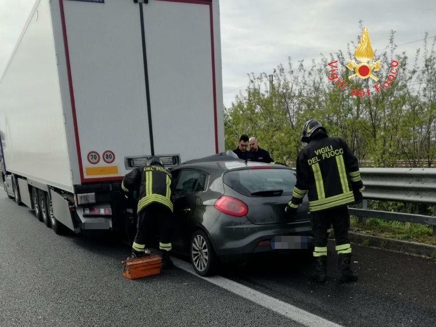 Auto incastrata sotto un tir, automobilista grave si salva da solo (Foto) 63 tir contro auto