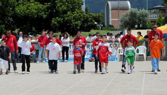Tornano a Cosenza le "Olimpiadi dei giochi tradizionali". Qui il programma 55 Olimpiadi dei giochi tradizionali corsa con luovo