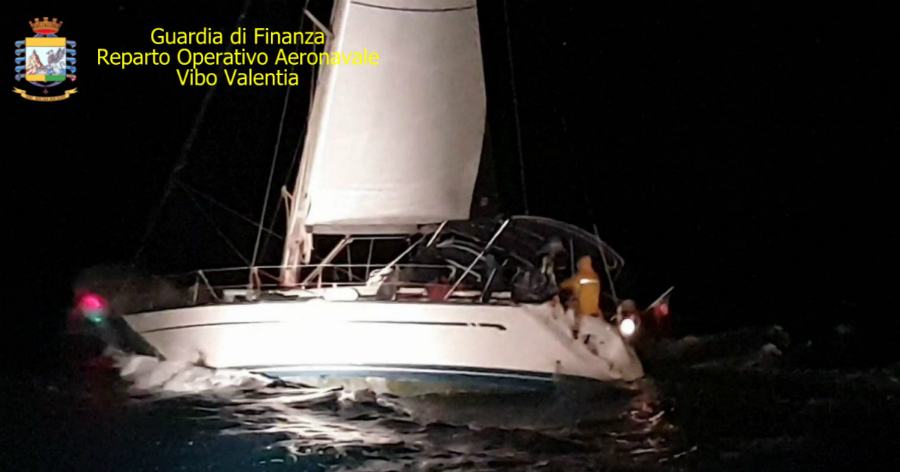 migranti barca vela 01