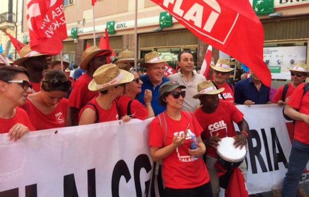 Oliverio "In Calabria servono politiche per il lavoro, infrastrutture e sostegno alle imprese" 54 Oliverio Manifestazione