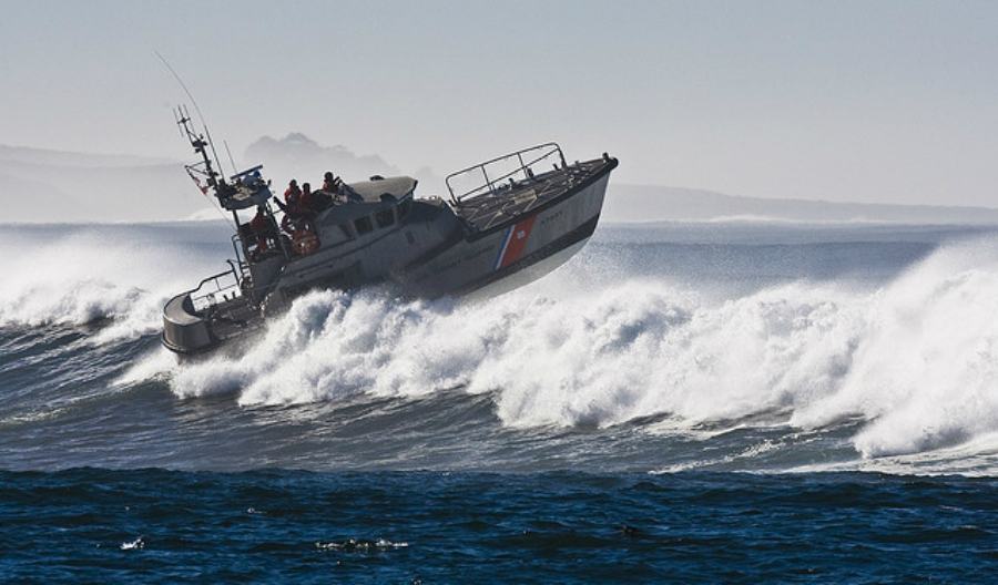 mare tempesta barca guardia costiera