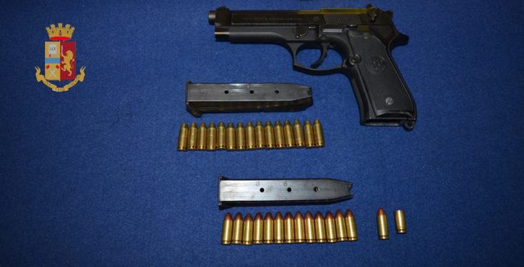 Assalta un McDrive sulla 106 mordendo un cassiere e sparando agli agenti. Arrestato 53 pistola e munizioni