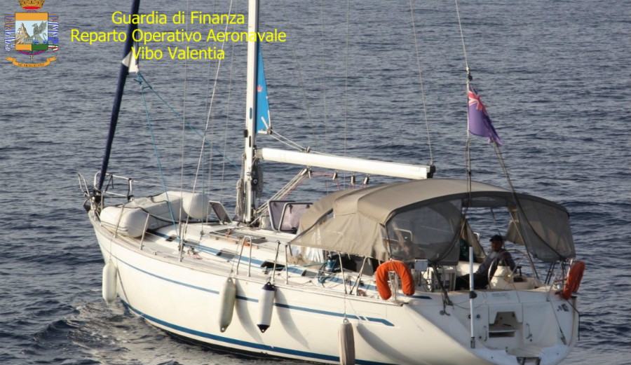 Intercettata barca a vela carica di migranti, scafisti in manette 57 sbarco roccella 02 migranti