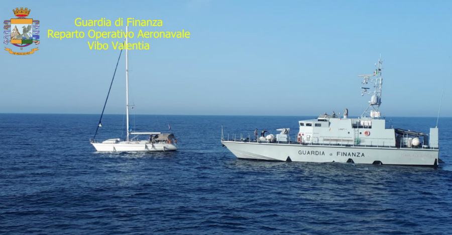 Intercettata barca a vela carica di migranti, scafisti in manette 56 sbarco roccella 03 migranti
