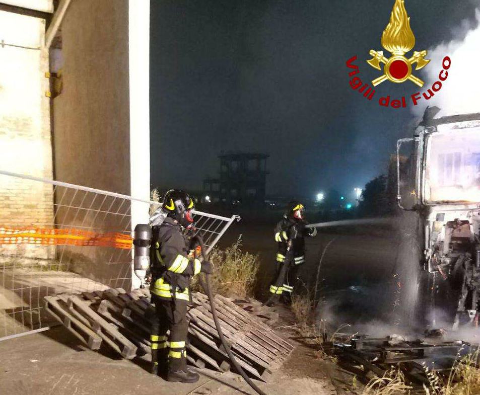 vigili fuoco mezzo fiamme 02
