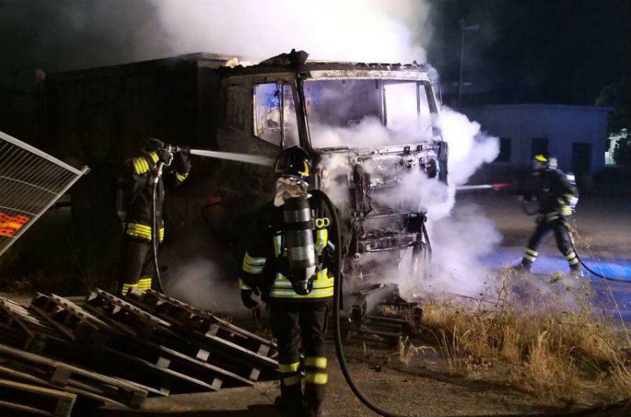 vigili fuoco mezzo fiamme 03