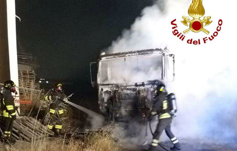 vigili fuoco mezzo fiamme 04