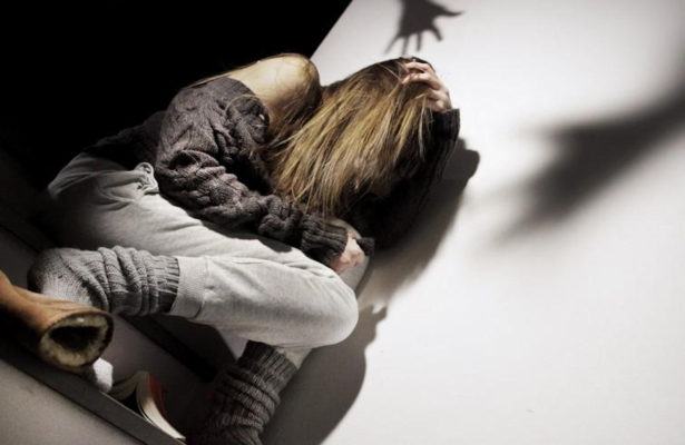 Sibari, picchiava moglie e 4 figli minacciandoli di morte con mannaia e motoseghe 53 violenze donne