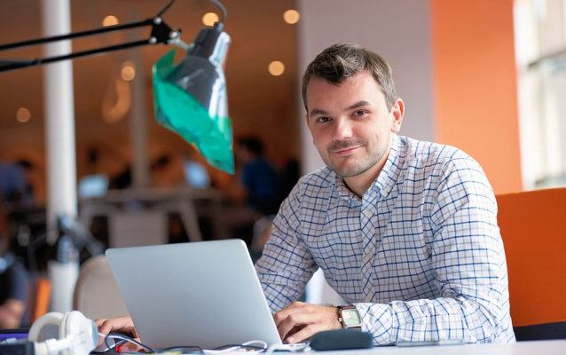 2 milioni di contratti per diplomati e laureati. Super richieste per elettrotecnici e disegnatori 54 Laforo giovane computer