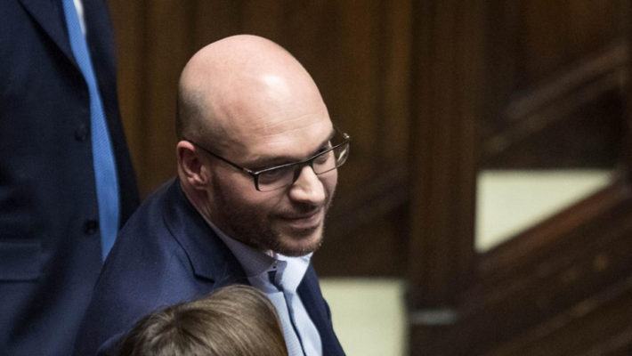 Crollo delle nascite, il Governo: "assegno da 100 a 300 euro per i figli fino a 26 anni" 53 Lorenzo Fontana Ministro