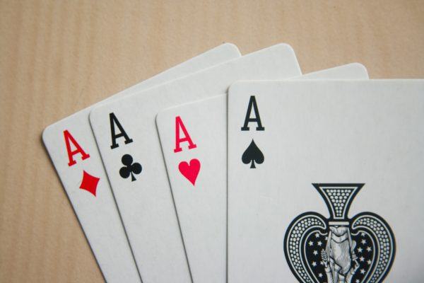 L’intelligenza artificiale è capace di battere i giocatori di poker professionisti 54 texas holdem