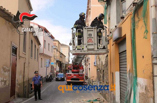 FOTO - Grosso tir urta e fa crollare il balcone di un palazzo nel centro storico 56 Balcone Tir Pizzo2