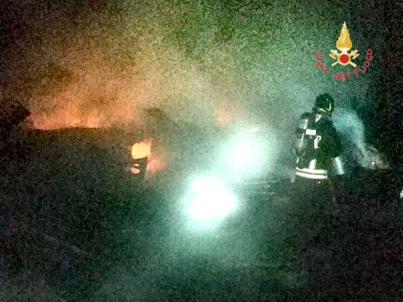 Incendio fienile, salvati i capannoni: non si esclude il dolo 60 d7cfc70c 9c72 4018 af49 64529388fa05