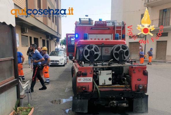 Fiamme all'interno di una lavanderia a gettoni. Paura, ma per fortuna nessun ferito 53 Lavanderia a gettoni2