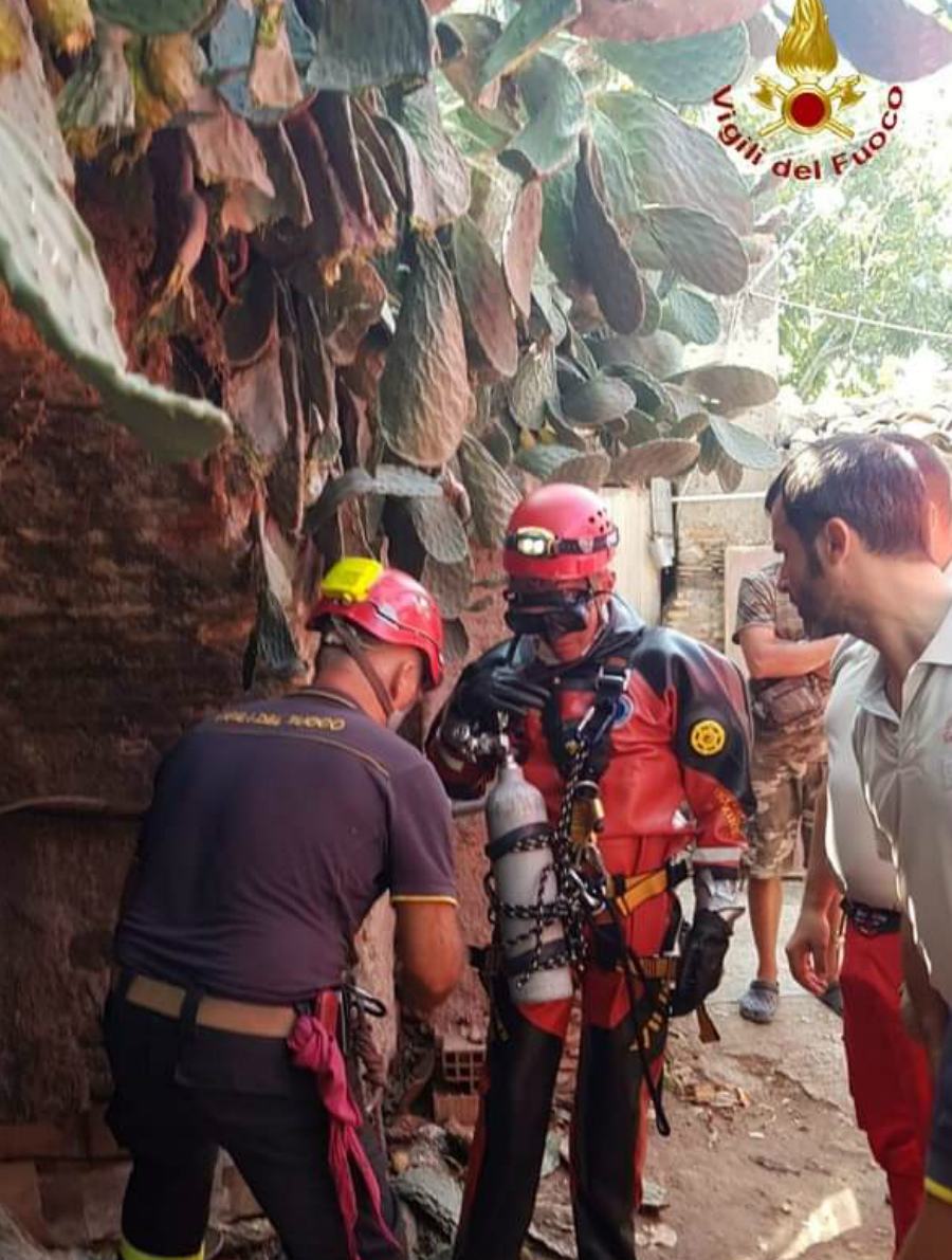 vigili fuoco salvano cane reggio 02