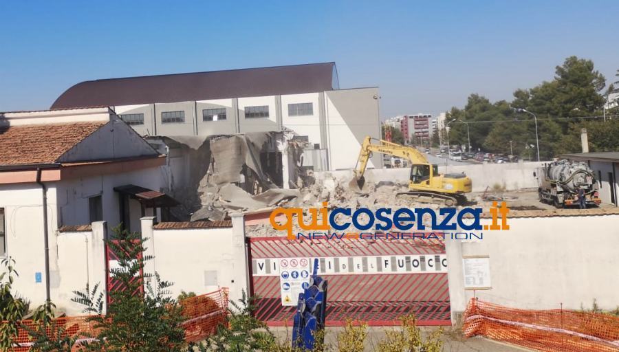 A Rende demolizione caserma vigili fuoco