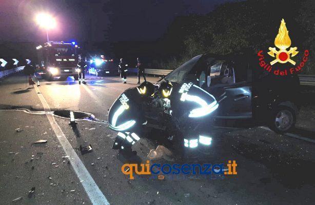 Frontale sulla 106 all'alba, 30enne cosentino estratto dalle lamiere dai vigili del fuoco 53 Isola Capo rizz incidente 106 ok2