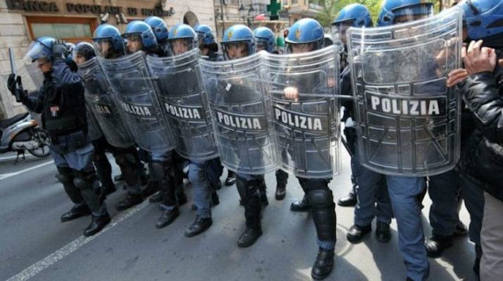 "Siamo servitori, non siamo servi". La polizia dice basta e scende in piazza 53 Polizia celere