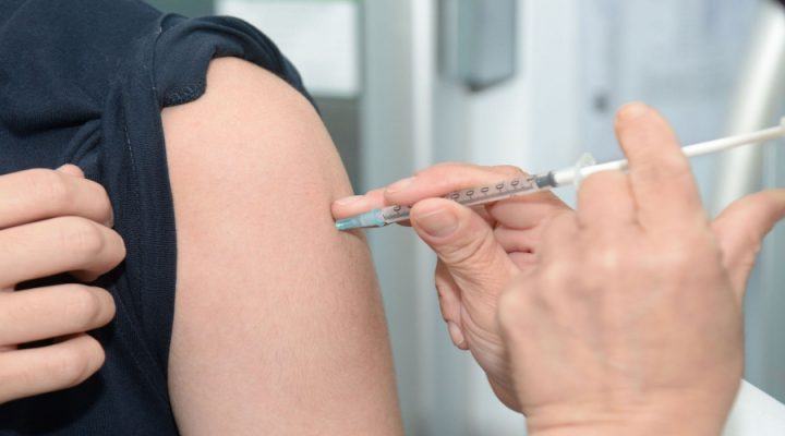 Influenza, è già arrivata ed è più aggressiva. Minaccia complicazioni nei soggetti sani 54 Vaccino puntura influenza