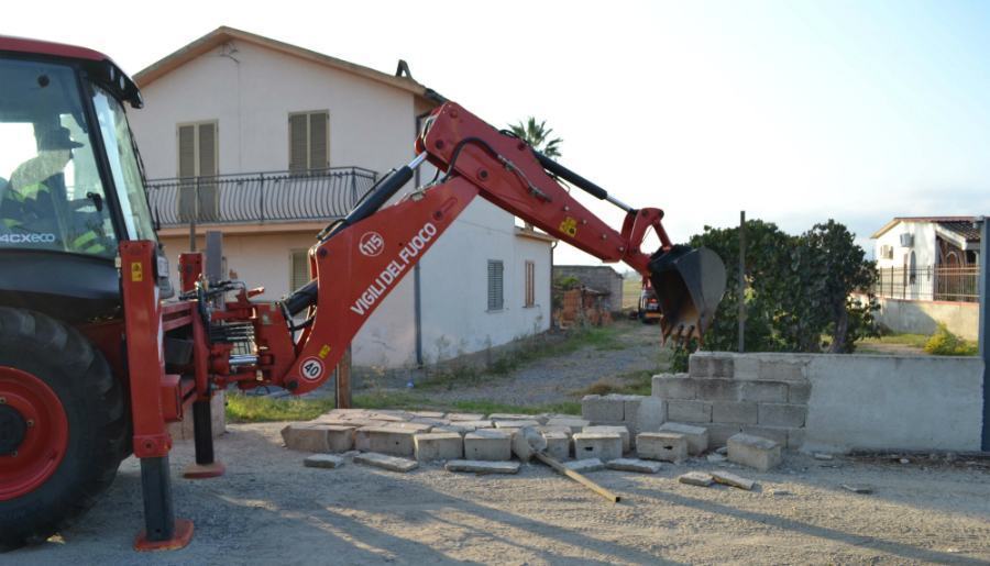abbattimento abusivo cassano ionio vigili fuoco