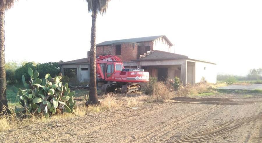 abbattimento abusivo cassano ionio vigili fuoco 02