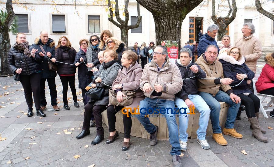 Cosenza, i lavoratori della Coopservice s'incatenano davanti alla Prefettura 57 Coopservice 03