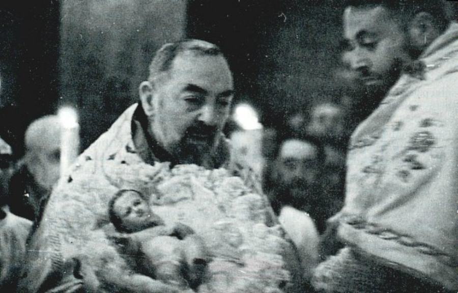 La notte di Natale Gesù bambino scendeva tra le braccia di Padre Pio 54 Padre Pio a Natale