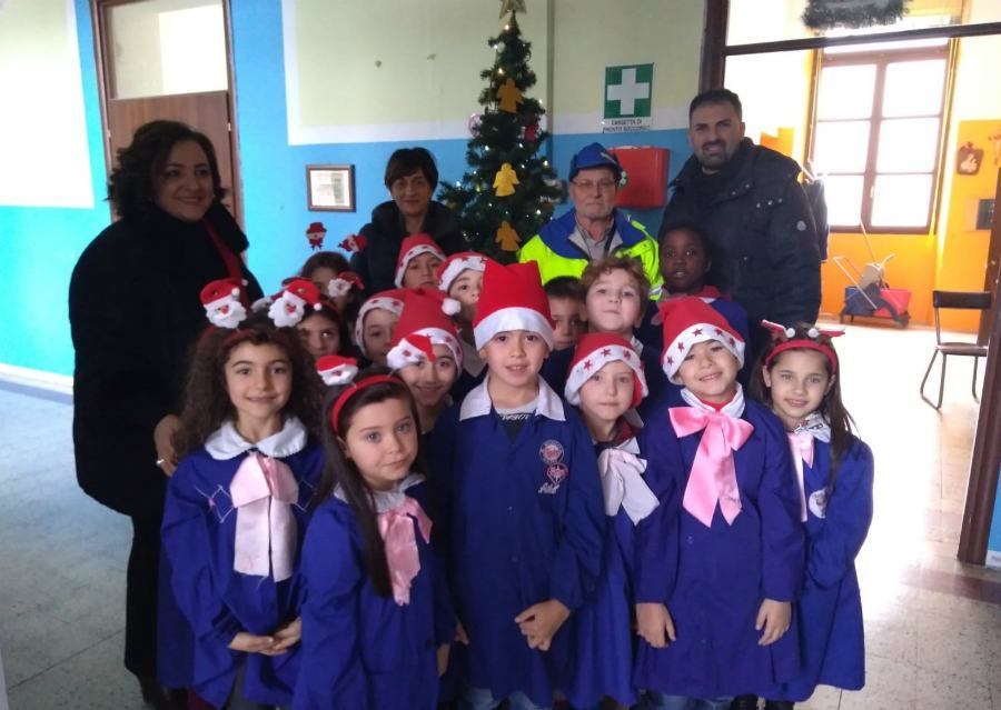 Gli alunni dello Spirito Santo e di via Milelli consegnano le loro letterine di Babbo Natale 54 bimbi poste2