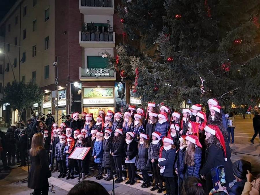 Occhiuto accende l'albero di Natale: "presto luminarie e ruota panoramica da 40 metri" 57 coro natale cs