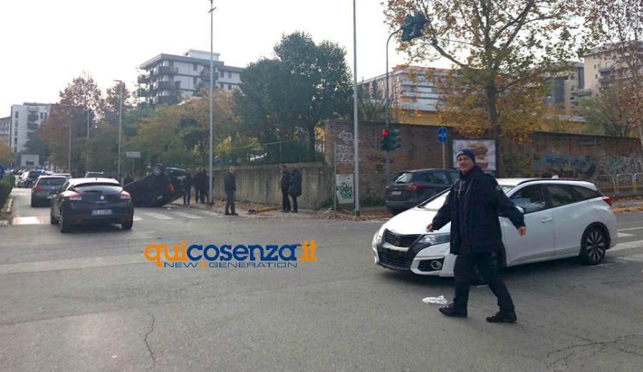 Cosenza, scontro all'incrocio di via Negroni. Auto si ribalta - FOTO 62 incidente via negroni cs 01