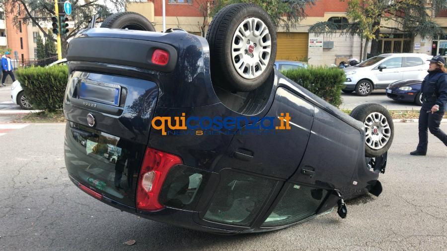 Cosenza, scontro all'incrocio di via Negroni. Auto si ribalta - FOTO 66 incidente via negroni cs 03