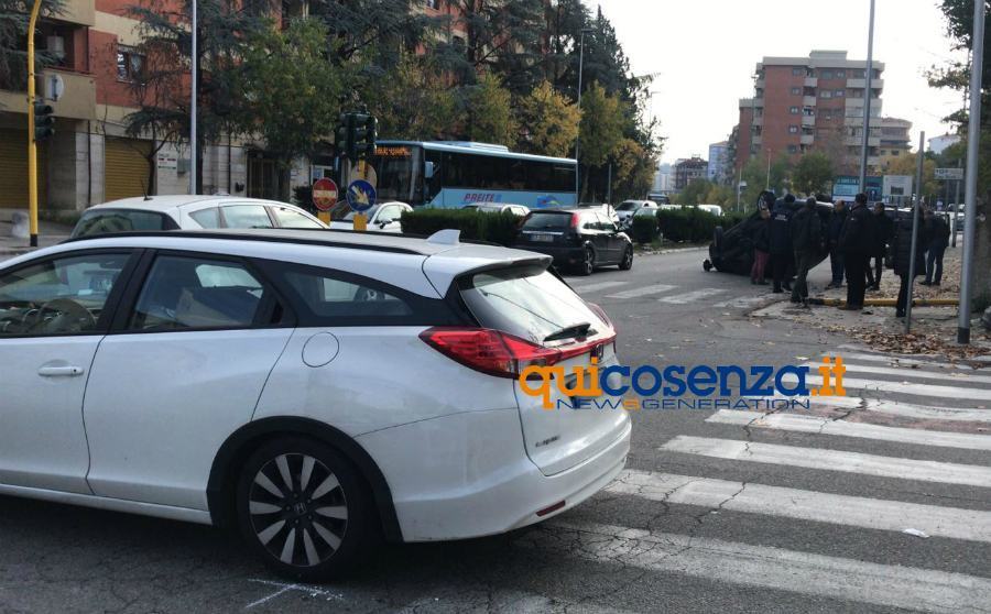 Cosenza, scontro all'incrocio di via Negroni. Auto si ribalta - FOTO 65 incidente via negroni cs 04