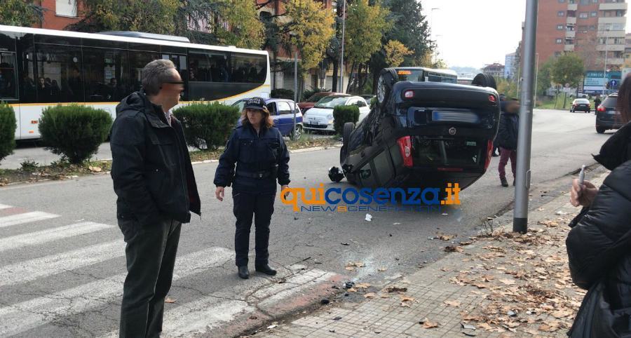 Cosenza, scontro all'incrocio di via Negroni. Auto si ribalta - FOTO 64 incidente via negroni cs 06
