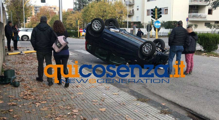 Cosenza, scontro all'incrocio di via Negroni. Auto si ribalta - FOTO 63 incidente via negroni cs 07
