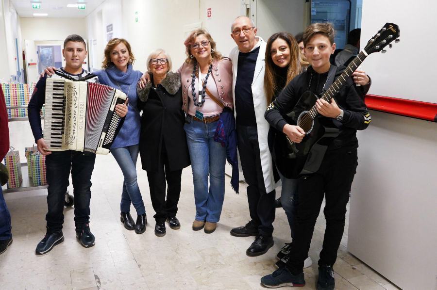 Cosenza, "senz'essere chiamati simu venuti": strenna a sorpresa nel reparto di oncologia 56 strenna1