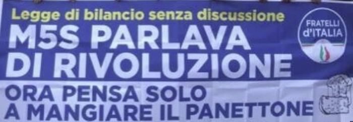 Manovra, Ok definitivo: no aumento Iva, taglio cuneo fiscale e incentivi a chi usa le carte di credito 56 striscione fdi m5s