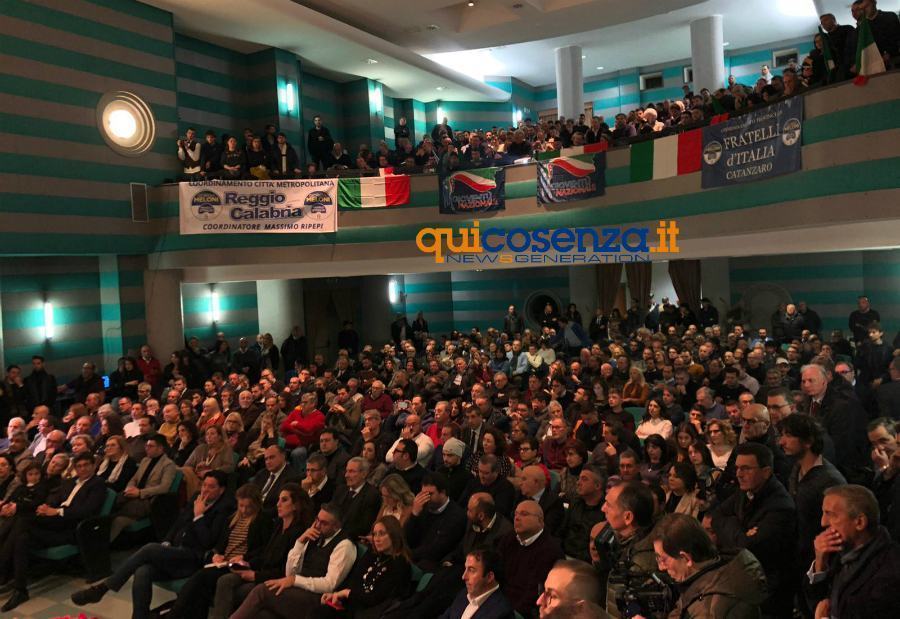 Giorgia Meloni a Cosenza: "Sinistra, si nasconde dietro alle sardine o al tonno: restano squali" 56 teatro italia giorgia meloni