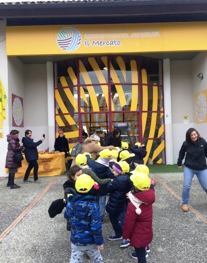Bambini con le maestre allingresso del Mercato Coperto