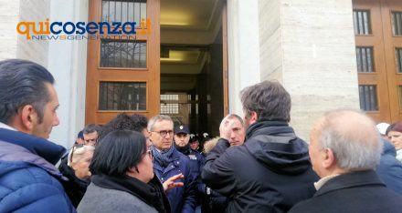 Emergenza abitativa, sit-in dei Prendocasa in Comune e Prefettura. Fumata nera 57 Emergenza casa protesta01