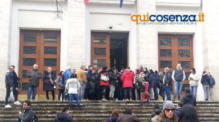 Emergenza abitativa, sit-in dei Prendocasa in Comune e Prefettura. Fumata nera 56 Emergenza casa protesta02