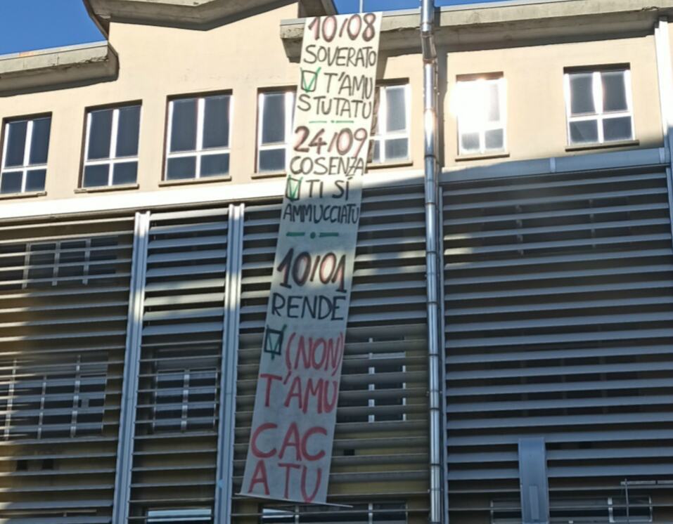 Salvini a Rende striscioni protesta 01