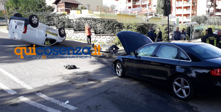 Rende, scontro tra un'auto e un mezzo delle Poste che si è ribaltato - FOTO 63 incidente rende via repaci 01